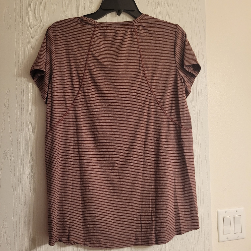 🟣 Burgundy Ascend Vneck - Picture 4 of 8